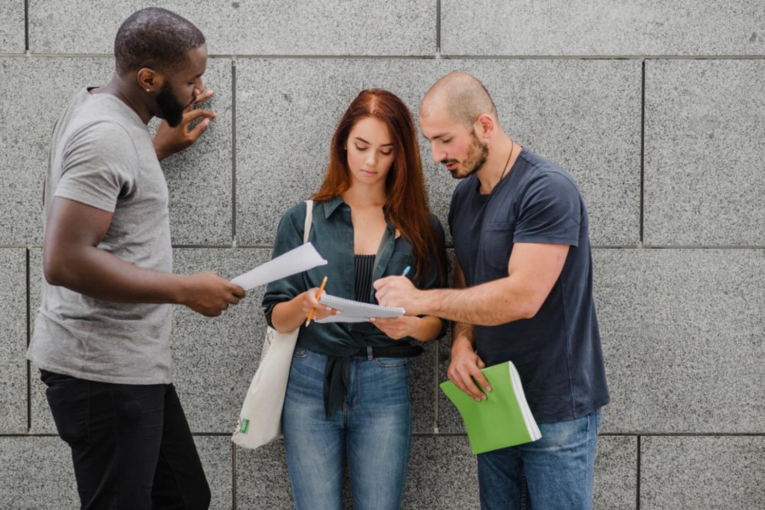 Espace de travail moderne avec documents financiers et outils de planification
